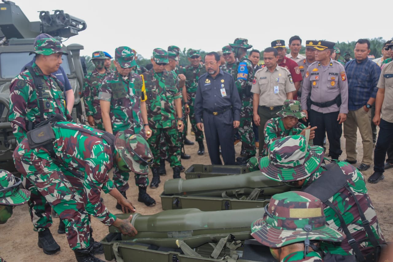 Bustami HY mendampingi Pangdam I/BB, Mayjen TNI Mochammad Hasan di Rupat (foto/zulkarnain)